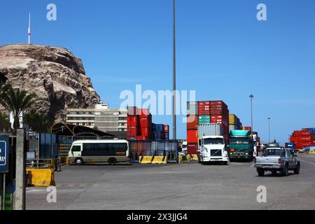 Camion e container impilati nel porto dei container, a El Morro Headland sul lato sinistro, Arica, Cile Foto Stock