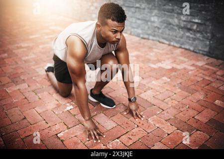 Runner, Start e uomo nero pronto per la gara, l'allenamento cardio o la corsa in città. Fitness, lucentezza delle lenti e atleta all'aperto per Foto Stock