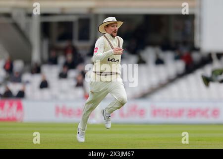 Londra. 27 aprile 2024. Rory Burns (17 Surrey Captain) schierato durante il secondo giorno della partita di County Championship Division One tra Surrey e Hampshire al Kia Oval. Crediti: Matthew Starling / Alamy Live News Foto Stock
