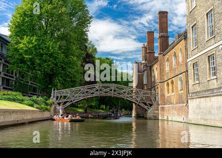 Cambridge, Inghilterra - 6 giugno 2019 - canali in una giornata di sole Foto Stock