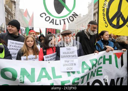 Londra, Regno Unito, 27 aprile 2024. La marcia nazionale per la Palestina ha attirato circa 100 000 persone, che marciavano dalla piazza del Parlamento a Hyde Park, chiedendo un cessate il fuoco a Gaza e di smettere di armare Israele. A guidare la marcia c'erano medici e parteciparono anche Michelle o'Neil, primo ministro dell'Irlanda del Nord e Stephen Kapos, un sopravvissuto all'olocausto e la sua famiglia. Credito : Monica Wells/Alamy Live News Foto Stock