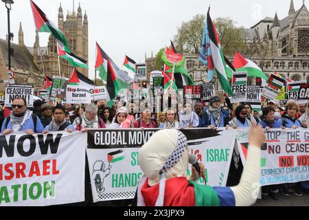 Londra, Regno Unito, 27 aprile 2024. La marcia nazionale per la Palestina ha attirato circa 100 000 persone, che marciavano dalla piazza del Parlamento a Hyde Park, chiedendo un cessate il fuoco a Gaza e di smettere di armare Israele. A guidare la marcia c'erano medici e parteciparono anche Michelle o'Neil, primo ministro dell'Irlanda del Nord e Stephen Kapos, un sopravvissuto all'olocausto e la sua famiglia. Credito : Monica Wells/Alamy Live News Foto Stock