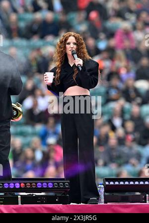 Twickenham. Regno Unito. 27 aprile 2024. Premiership Rugby. Harlequins V Northampton Saints. Stadio di Twickenham. Twickenham. Jess Glynne si esibisce prima della partita di rugby degli Harlequins V Northampton Saints Gallagher Premiership. Il grande calcio d'inizio estivo. Foto Stock