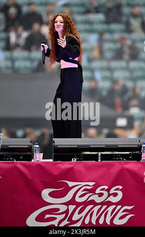 Twickenham. Regno Unito. 27 aprile 2024. Premiership Rugby. Harlequins V Northampton Saints. Stadio di Twickenham. Twickenham. Jess Glynne si esibisce prima della partita di rugby degli Harlequins V Northampton Saints Gallagher Premiership. Il grande calcio d'inizio estivo. Foto Stock