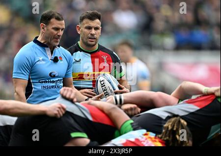 Twickenham. Regno Unito. 27 aprile 2024. Premiership Rugby. Harlequins V Northampton Saints. Stadio di Twickenham. Twickenham. Karl Dickson (arbitro) e Danny Care (Harlequins) guardano la scrum durante la partita di rugby degli Harlequins V Northampton Saints Gallagher Premiership. Il grande calcio d'inizio estivo. Foto Stock