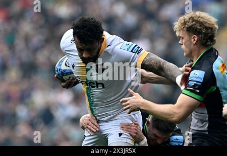 Twickenham. Regno Unito. 27 aprile 2024. Premiership Rugby. Harlequins V Northampton Saints. Stadio di Twickenham. Twickenham. Courtney Lawes (Northampton) lascia perdere Louis Lynagh (Harlequins) durante la partita di rugby degli Harlequins V Northampton Saints Gallagher Premiership. Il grande calcio d'inizio estivo. Foto Stock