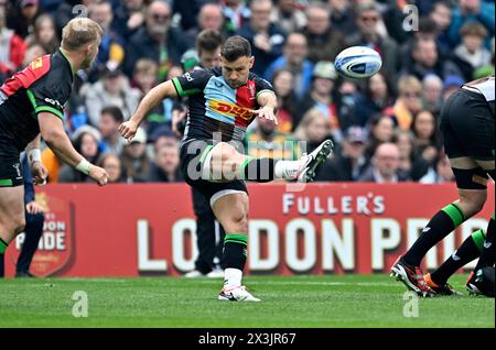 Twickenham. Regno Unito. 27 aprile 2024. Premiership Rugby. Harlequins V Northampton Saints. Stadio di Twickenham. Twickenham. Danny Care (Harlequins) calcia durante la partita di rugby degli Harlequins V Northampton Saints Gallagher Premiership. Il grande calcio d'inizio estivo. Foto Stock