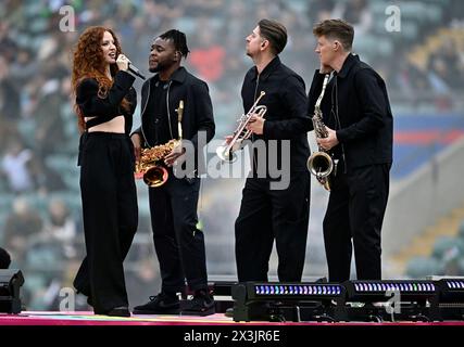 Twickenham. Regno Unito. 27 aprile 2024. Premiership Rugby. Harlequins V Northampton Saints. Stadio di Twickenham. Twickenham. Jess Glynne si esibisce prima della partita di rugby degli Harlequins V Northampton Saints Gallagher Premiership. Il grande calcio d'inizio estivo. Foto Stock