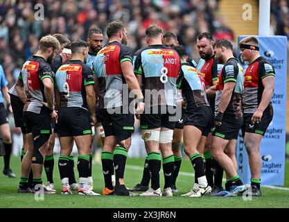 Twickenham, Regno Unito. 27 aprile 2024. Premiership Rugby. Harlequins V Northampton Saints. Stadio di Twickenham. Twickenham. Gli Harlequins si riuniscono durante la partita di rugby degli Harlequins V Northampton Saints Gallagher Premiership. Il grande calcio d'inizio estivo. Crediti: Sport in foto/Alamy Live News Foto Stock