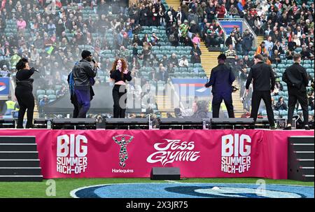 Twickenham, Regno Unito. 27 aprile 2024. Premiership Rugby. Harlequins V Northampton Saints. Stadio di Twickenham. Twickenham. Jess Glynne si esibisce prima della partita di rugby degli Harlequins V Northampton Saints Gallagher Premiership. Il grande calcio d'inizio estivo. Crediti: Sport in foto/Alamy Live News Foto Stock