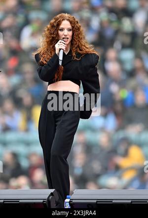 Twickenham, Regno Unito. 27 aprile 2024. Premiership Rugby. Harlequins V Northampton Saints. Stadio di Twickenham. Twickenham. Jess Glynne si esibisce prima della partita di rugby degli Harlequins V Northampton Saints Gallagher Premiership. Il grande calcio d'inizio estivo. Crediti: Sport in foto/Alamy Live News Foto Stock