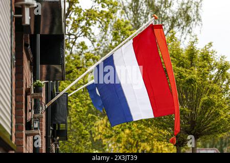 SLEEUWIJK - la bandiera olandese è appesa per le strade di Sleeuwijk, per la celebrazione della giornata del Re. King Willem Alexander celebra oggi il suo compleanno a Emmen .ANP / Hollandse Hoogte / Bart Stoutjesdijk netherlands Out - belgio Out Foto Stock