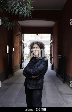 Ritratto di Maria Grazia Calandrone nel cortile di Viale Monza dove i suoi genitori vivevano all'inizio degli anni '1960 a Milano. 21/02/2024 ©Isabella De Maddalena/opale.Photo Foto Stock