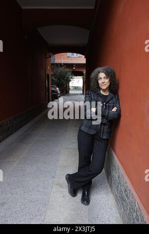 Ritratto di Maria Grazia Calandrone nel cortile di Viale Monza dove i suoi genitori vivevano all'inizio degli anni '1960 a Milano. 21/02/2024 ©Isabella De Maddalena/opale.Photo Foto Stock