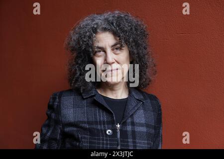 Ritratto di Maria Grazia Calandrone nel cortile di Viale Monza dove i suoi genitori vivevano all'inizio degli anni '1960 a Milano. 21/02/2024 ©Isabella De Maddalena/opale.Photo Foto Stock