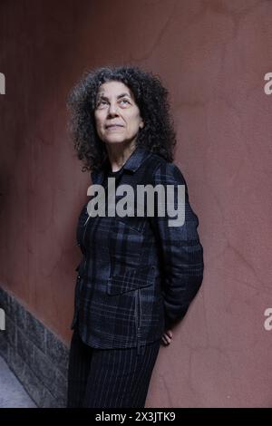 Ritratto di Maria Grazia Calandrone nel cortile di Viale Monza dove i suoi genitori vivevano all'inizio degli anni '1960 a Milano. 21/02/2024 ©Isabella De Maddalena/opale.Photo Foto Stock