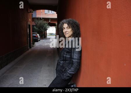 Ritratto di Maria Grazia Calandrone nel cortile di Viale Monza dove i suoi genitori vivevano all'inizio degli anni '1960 a Milano. 21/02/2024 ©Isabella De Maddalena/opale.Photo Foto Stock