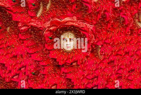 una splendida maschera di carnevale rossa per i giochi natalizi Foto Stock