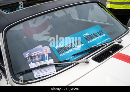 Londra, Regno Unito, 27 aprile 2024. A meno di una settimana dalle elezioni del Mayoral di Londra si tiene una manifestazione anti-ULEZ a Trafalgar Square a Londra. I manifestanti ritengono l'attuale sindaco Sadiq Khan responsabile dell'introduzione della controversa zona a bassissima emissione. Il sistema ULEZ addebita automaticamente £ 12,50 a qualsiasi veicolo classificato come inquinante e che guida all'interno dell'autostrada M25. Il mancato pagamento dell'addebito può comportare multe che vanno da £90 a £250. Foto Stock