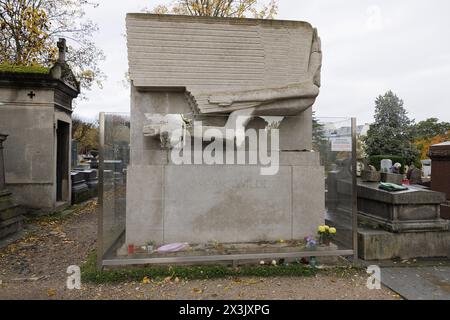 Parigi, Francia, 11 novembre 2023. La tomba dello scrittore, poeta, drammaturgo e critico letterario irlandese Oscar Wilde (Oscar Fingal o'Flahertie Wills Wilde, 1854-1900), nella 89a divisione del cimitero di Pere-Lachaise. ©Isabella De Maddalena/opale.Photo Foto Stock