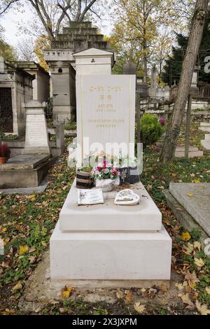 Parigi, Francia, 11 novembre 2023. La tomba dell'artista concettuale cinese Chen Zhen (1955-2000), nella 28a divisione del cimitero Pere-Lachaise. ©Isabella De Maddalena/opale.Photo Foto Stock