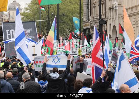 Londra, Regno Unito, 27 aprile 2024. La polizia del Met aveva stabilito un piano di polizia per la marcia Nazionale palestinese di oggi, che chiedeva un cessate il fuoco a Gaza e di smettere di vendere armi a Israele, e una contro-protesta statica pro Israele, chiedendo che gli ostaggi fossero rilasciati. La forte presenza della polizia teneva separati i due lati. Credito : Monica Wells/Alamy Live News Foto Stock