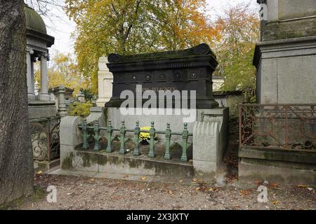 Parigi, Francia, 11 novembre 2023. La tomba del pittore francese Eugene Delacroix (Ferdinand Victor Eugene Delacroix, 1798-1863), nella 49a divisione del cimitero Pere-Lachaise. Delacroix è considerato il più importante pittore romantico francese. ©Isabella De Maddalena/opale.Photo Foto Stock