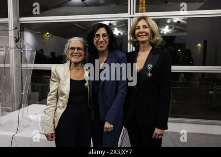 Il ministro francese della Cultura Rima Abdul Malak, con il direttore del salone fotografico di Parigi Florence Bourgeois e Jane Evelyn Atwood, ha conferito il prestigioso titolo di officier de l’ordre des Arts et des Lettres alla 26a edizione del salone Paris Photo al Grand Palais Ephemere. 09/11/2023 ©Isabella De Maddalena/opale.Photo Foto Stock