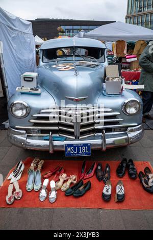 Londra, Regno Unito. 27 aprile 2024. Una Chevrolet Stylemaster alla vendita di stivali per auto classiche a Granary Square, King's Cross. L'evento celebra tutto ciò che c'è di vintage, dalla moda ai gioielli, fino ai dischi in vinile, sullo sfondo di veicoli d'epoca. Crediti: Stephen Chung / Alamy Live News Foto Stock