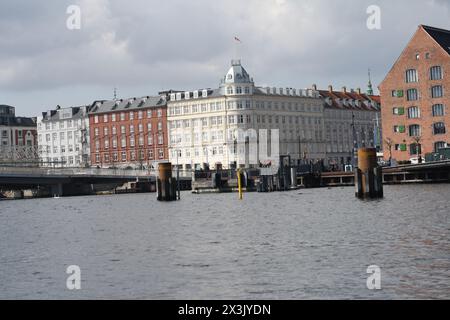 edifici storici su Havnegade e Nyhavn a Copenaghen, Danimarca. Nella parte centrale, si distingue l'edificio Navigatorernes Hus (Casa dei Navigatori) Foto Stock