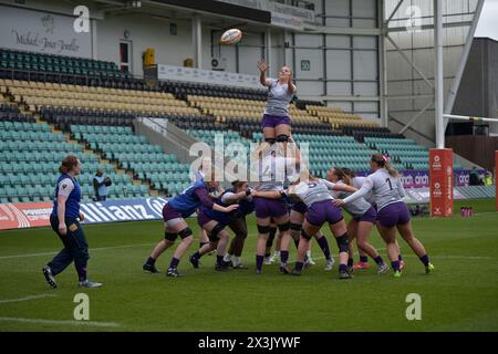NORTHAMPTON, INGHILTERRA - Sab 27-aprile -2024: Loughborough Lightning in Warm Up durante l'Allianz Premiership Women's Rugby match tra Loughborough Lightning e sale Sharks ai Franklin's Gardens il 27-aprile -2024: A Northampton, Inghilterra . Crediti: PATRICK ANTHONISZ/Alamy Live News Foto Stock