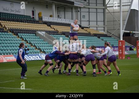 NORTHAMPTON, INGHILTERRA - Sab 27-aprile -2024: Loughborough Lightning in Warm Up durante l'Allianz Premiership Women's Rugby match tra Loughborough Lightning e sale Sharks ai Franklin's Gardens il 27-aprile -2024: A Northampton, Inghilterra . Crediti: PATRICK ANTHONISZ/Alamy Live News Foto Stock