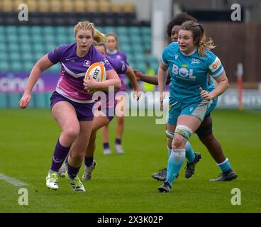 NORTHAMPTON, INGHILTERRA - Sab 27-aprile -2024: Carmela Morrall di Loughborough Lightning corre con il pallone Allianz Premiership Women's Rugby match tra Loughborough Lightning e sale Sharks ai Franklin's Gardens il 27-aprile -2024: A Northampton, Inghilterra . Crediti: PATRICK ANTHONISZ/Alamy Live News Foto Stock