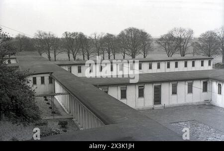 1960, storica base dell'esercito, vista sul tetto piatto, edifici ondulati in metallo a un piano, al Bovington Camp, Dorset, Inghilterra, Regno Unito, la base del Royal Army Nursing Corps della regina Alexandra (Q.A.R.A.N.C). Foto Stock