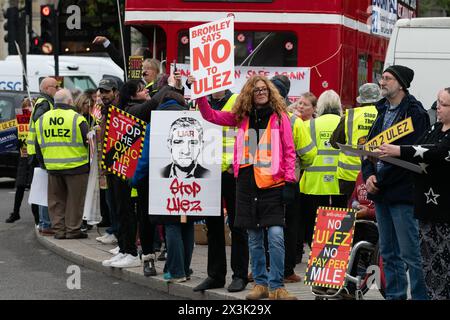 Londra, Regno Unito. 27 aprile 2024. Oppositori dell'espansione della Ultra Low Emissions zone (ULEZ), che impone una tassa sui veicoli più inquinanti che entrano nella zona ed è progettata per ridurre l'inquinamento atmosferico a Londra, raduno vicino a Trafalgar Square. Con le elezioni per il sindaco di Londra a breve, molti chiesero l'estromissione dell'attuale sindaco laburista Sadiq Khan e l'elezione della candidata del partito conservatore Susan Hall. Crediti: Ron Fassbender/Alamy Live News Foto Stock