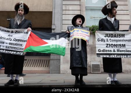 Londra, Regno Unito. 27 aprile 2024. Gli ebrei anti-sionisti si uniscono a centinaia di migliaia di sostenitori palestinesi che marciano attraverso il centro di Londra da Parliament Square a Hyde Park chiedendo un cessate il fuoco e una fine al sostegno del Regno Unito e degli Stati Uniti per l'assedio, il bombardamento e l'invasione di Gaza da parte di Israele a seguito di un attacco dei militanti di Hamas. La protesta è stata la tredicesima marcia nazionale contro la guerra di Israele a Gaza, iniziata nell'ottobre 2023 ed è stata descritta dallo studioso dell'Olocausto Raz Segal come un "caso da manuale di genocidio”. Crediti: Ron Fassbender/Alamy Live News Foto Stock