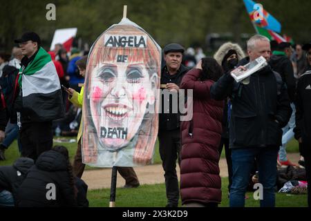 Londra, Regno Unito. 27 aprile 2024. Centinaia di migliaia di sostenitori palestinesi marciano attraverso il centro di Londra da Parliament Square a Hyde Park chiedendo un cessate il fuoco e la fine del sostegno del Regno Unito e degli Stati Uniti all'assedio, al bombardamento e all'invasione di Gaza da parte di Israele a seguito di un attacco da parte di militanti di Hamas. La protesta è stata la tredicesima marcia nazionale contro la guerra di Israele a Gaza, iniziata nell'ottobre 2023 ed è stata descritta dallo studioso dell'Olocausto Raz Segal come un "caso da manuale di genocidio”. Crediti: Ron Fassbender/Alamy Live News Foto Stock