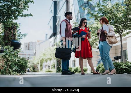 Partner commerciali diversi che discutono di strategie all'aperto per la crescita dei ricavi Foto Stock