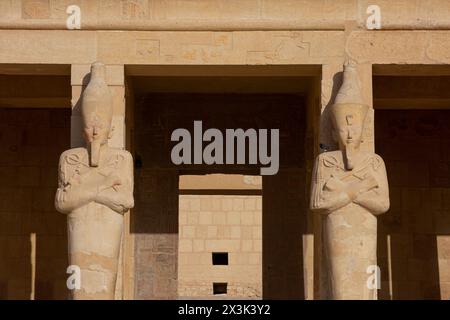 Statue Osiride di Hatshepsut sulla terrazza superiore del tempio mortuario di Hatshepsut a Deir el-Bahari (Governatorato di Luxor), Egitto Foto Stock