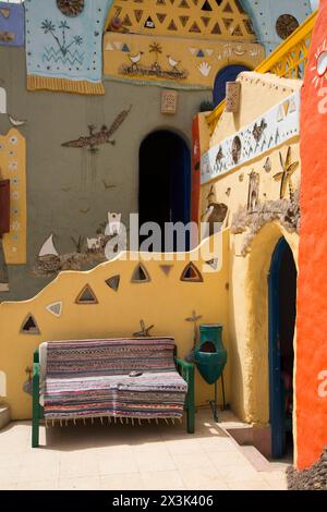 Edifici dipinti, Nagaa Suhaiyi Gharb, Nubian Village, Assuan, Egitto Foto Stock