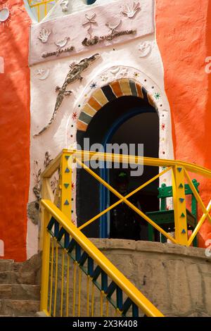 Edifici dipinti, Nagaa Suhaiyi Gharb, Nubian Village, Assuan, Egitto Foto Stock