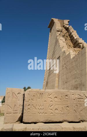 Geroglifici, Seventh Pylon, complesso del Tempio di Karnak, Sito Patrimonio dell'Umanità dell'UNESCO, Luxor, Egitto Foto Stock