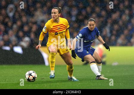 Lucy Bronze di Barcellona (a sinistra) e Fran Kirby di Chelsea si battono per il pallone durante la semifinale di UEFA Women's Champions League, partita di andata e ritorno allo Stamford Bridge di Londra. Data foto: Sabato 27 aprile 2024. Foto Stock