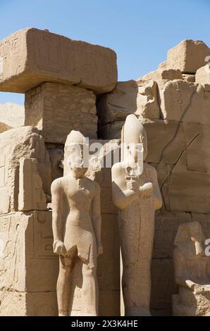 Statue di Faraoni, complesso del tempio di Karnak, patrimonio dell'umanità dell'UNESCO, Luxor, Egitto Foto Stock