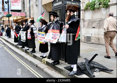 Londra, Regno Unito. Gli ebrei ortodossi membri di Neturei Karta protestarono contro il sionismo e lo Stato di Israele. Whitehall. Crediti: michael melia/Alamy Live News Foto Stock