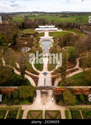 ALNWICK GARDENS, NORTHUMBERLAND, REGNO UNITO - 19 APRILE 2024. Vista aerea del paesaggio vertorama dei giardini formali del Castello di Alnwick con la costruzione del padiglione Foto Stock