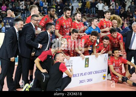 Verona, Italia. 27 aprile 2024. Cucine Lube Civitanova Team celebra le qualificazioni alla prossima CEV Men Volleyball Challenge Cup 2024/2025 durante la partita tra Rana Verona e cucine Lube Civitanova, finale di playoff Challenge Cup del Campionato Italiano di pallavolo 2023/2024 al Pala AGSM-AIM il 27 aprile 2024, Verona, Italia. Credito: Agenzia fotografica indipendente/Alamy Live News Foto Stock