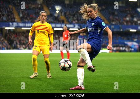 Melanie Leupolz (destra) del Chelsea in azione durante la semifinale di UEFA Women's Champions League, partita di andata e ritorno allo Stamford Bridge, Londra. Data foto: Sabato 27 aprile 2024. Foto Stock