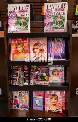 Barnes & Noble Booksellers sulla Fifth Avenue a New York City ha una vasta selezione di libri, riviste, musica e giochi. STATI UNITI 2024 Foto Stock
