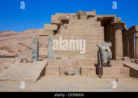 Un rilievo raffigurante il Dio Thoth, Ramses II e la triade della famiglia Tebana di Amon, Mut e Khonsu al Ramesseum sulla sponda occidentale di Luxor, Egitto Foto Stock